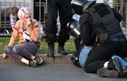 Сотрудники ОМОНа задерживают участника акции протеста в Минске. Рекадрированный. Место: Белоруссия, Минск. Автор: Виктор Толочко. Фото недели