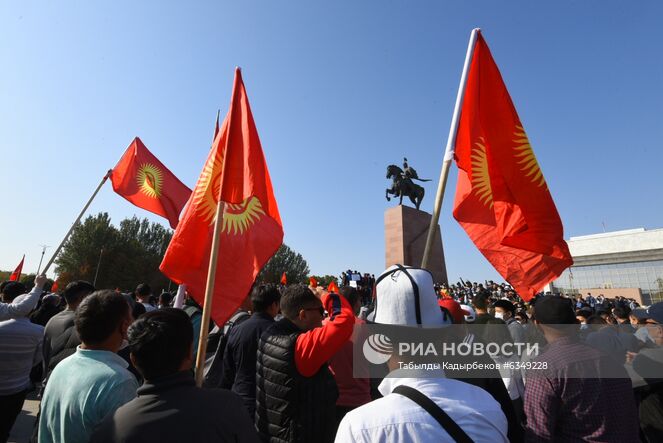 Участники акции протеста в Бишкеке. Протестующие требуют аннулировать итоги парламентских выборов. Место: Киргизия, Бишкек. Автор: Табылды Кадырбеков/Sputnik/РИА Новости. Протесты в Бишкеке