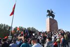 Участники акции протеста в Бишкеке. Протестующие требуют аннулировать итоги парламентских выборов. Место: Киргизия, Бишкек. Автор: Табылды Кадырбеков/Sputnik/РИА Новости. Протесты в Бишкеке