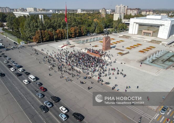 Участники акции протеста в Бишкеке. Протестующие аннулировать итоги парламентских выборов. Место: Киргизия, Бишкек. Автор: Табылды Кадырбеков/Sputnik/РИА Новости. Протесты в Бишкеке