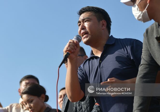Депутат Социал-демократической партии Жанар Акаев во время акции протеста в Бишкеке. Протестующие требуют аннулировать итоги парламентских выборов. Место: Киргизия, Бишкек. Автор: Табылды Кадырбеков/Sputnik/РИА Новости. Протесты в Бишкеке