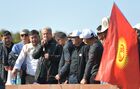 Политик Адахан Мадумаров (в центре) во время акции протеста в Бишкеке. Протестующие требуют аннулировать итоги парламентских выборов. Место: Киргизия, Бишкек. Автор: Табылды Кадырбеков/Sputnik/РИА Новости. Протесты в Бишкеке