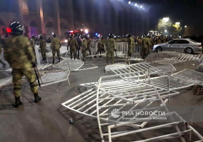 Сотрудники правоохранительных органов во время акции протеста в Бишкеке. Протестующие требуют аннулировать итоги парламентских выборов. Место: Киргизия, Бишкек. Автор: Эламан Карымшаков/Sputnik/РИА Новости. Протесты в Бишкеке