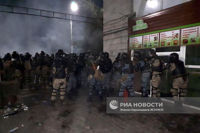 Сотрудники правоохранительных органов во время акции протеста в Бишкеке. Протестующие требуют аннулировать итоги парламентских выборов. Место: Киргизия, Бишкек. Автор: Эламан Карымшаков/Sputnik/РИА Новости. Протесты в Бишкеке