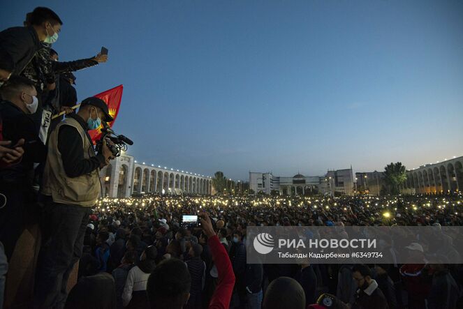 Участники акции протеста в Бишкеке. Протестующие требуют аннулировать итоги парламентских выборов. Место: Киргизия, Бишкек. Автор: Табылды Кадырбеков/Sputnik/РИА Новости. Протесты в Бишкеке