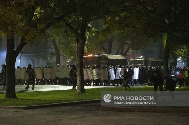 Сотрудники правоохранительных органов во время акции протеста в Бишкеке. Протестующие требуют аннулировать итоги парламентских выборов. Место: Киргизия, Бишкек. Автор: Табылды Кадырбеков/Sputnik/РИА Новости. Протесты в Бишкеке