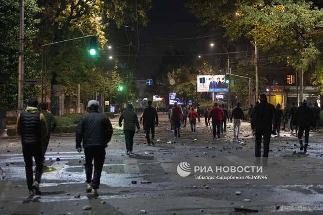 Участники акции протеста в Бишкеке. Протестующие требуют аннулировать итоги парламентских выборов. Место: Киргизия, Бишкек. Автор: Табылды Кадырбеков/Sputnik/РИА Новости. Протесты в Бишкеке