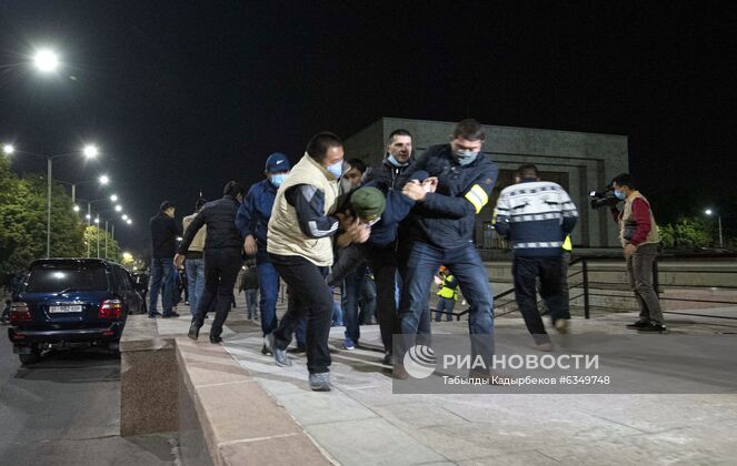 Сотрудники правоохранительных органов задерживают участников акции протеста в Бишкеке. Протестующие требуют аннулировать итоги парламентских выборов. Место: Киргизия, Бишкек. Автор: Табылды Кадырбеков/Sputnik/РИА Новости. Протесты в Бишкеке