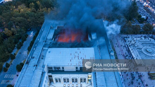 Последствия штурма протестующими здания Белого дома в Бишкеке. На центральной площади Бишкека Ала-Тоо 5 октября начались протесты сторонников партий, не прошедших в парламент Киргизии на выборах в минувшее воскресенье. После попытки штурма ворот Белого дома начались столкновения между милицией и митингующими. Ночью митингующие захватили Белый дом, где располагаются парламент и администрация президента. 6 октября оппозиция после уличных протестов добилась аннулирования итогов парламентских выборов. ЦИК Киргизии признала итоги выборов недействительными. Место: Киргизия, Бишкек. Автор: Табылды Кадырбеков/Sputnik/РИА Новости. Протесты в Бишкеке