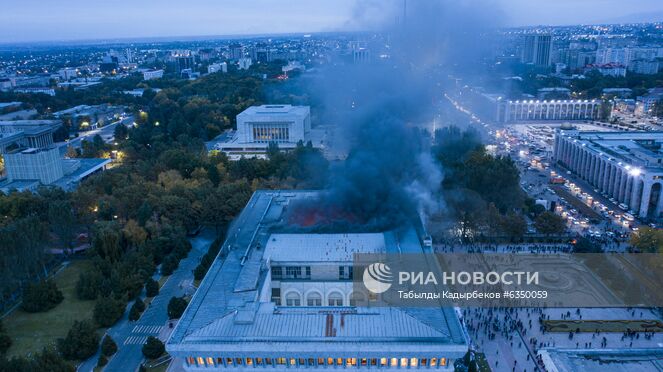 Последствия штурма протестующими здания Белого дома в Бишкеке. На центральной площади Бишкека Ала-Тоо 5 октября начались протесты сторонников партий, не прошедших в парламент Киргизии на выборах в минувшее воскресенье. После попытки штурма ворот Белого дома начались столкновения между милицией и митингующими. Ночью митингующие захватили Белый дом, где располагаются парламент и администрация президента. 6 октября оппозиция после уличных протестов добилась аннулирования итогов парламентских выборов. ЦИК Киргизии признала итоги выборов недействительными. Место: Киргизия, Бишкек. Автор: Табылды Кадырбеков/Sputnik/РИА Новости. Протесты в Бишкеке