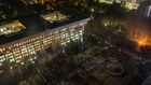Участники акции протеста у здания Белого дома в Бишкеке. На центральной площади Бишкека Ала-Тоо 5 октября начались протесты сторонников партий, не прошедших в парламент Киргизии на выборах в минувшее воскресенье. После попытки штурма ворот Белого дома начались столкновения между милицией и митингующими. Ночью митингующие захватили Белый дом, где располагаются парламент и администрация президента. 6 октября оппозиция после уличных протестов добилась аннулирования итогов парламентских выборов. ЦИК Киргизии признала итоги выборов недействительными.. На центральной площади Бишкека Ала-Тоо 5 октября начались протесты сторонников партий, не прошедших в парламент Киргизии на выборах в минувшее воскресенье. После попытки штурма ворот Белого дома начались столкновения между милицией и митингующими. Ночью митингующие захватили Белый дом, где располагаются парламент и администрация президента. 6 октября оппозиция после уличных протестов добилась аннулирования итогов парламентских выборов. ЦИК Киргизии признала итоги выборов недействительными. Место: Киргизия, Бишкек. Автор: Табылды Кадырбеков/Sputnik/РИА Новости. Протесты в Бишкеке
