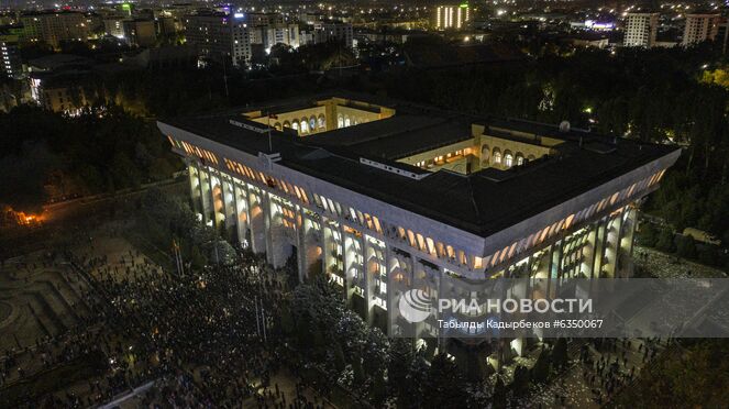 Участники акции протеста у здания Белого дома в Бишкеке. На центральной площади Бишкека Ала-Тоо 5 октября начались протесты сторонников партий, не прошедших в парламент Киргизии на выборах в минувшее воскресенье. После попытки штурма ворот Белого дома начались столкновения между милицией и митингующими. Ночью митингующие захватили Белый дом, где располагаются парламент и администрация президента. 6 октября оппозиция после уличных протестов добилась аннулирования итогов парламентских выборов. ЦИК Киргизии признала итоги выборов недействительными.. На центральной площади Бишкека Ала-Тоо 5 октября начались протесты сторонников партий, не прошедших в парламент Киргизии на выборах в минувшее воскресенье. После попытки штурма ворот Белого дома начались столкновения между милицией и митингующими. Ночью митингующие захватили Белый дом, где располагаются парламент и администрация президента. 6 октября оппозиция после уличных протестов добилась аннулирования итогов парламентских выборов. ЦИК Киргизии признала итоги выборов недействительными. Место: Киргизия, Бишкек. Автор: Табылды Кадырбеков/Sputnik/РИА Новости. Протесты в Бишкеке