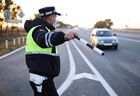 Сотрудник дорожно-патрульной службы ГИБДД во время работы на границе Краснодарского края и Ставрополья на трассе Р-217 "Кавказ". Из-за распространения коронавируса на границе Краснодарского края и Ставрополья усилили посты. С 7 октября в Ставропольском крае начинает действовать двухнедельный карантин для въезжающих в регион. Место: Россия, Краснодарский край. Автор: Виталий Тимкив/РИА Новости. На границе Краснодарского края и Ставрополья усилили посты из-за коронавируса