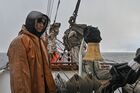 Вперёдсмотрящий на палубе парусного судна "Седов" в Баренцевом море. Во время перехода до Мурманска на "Седове" морскую практику прошли 136 курсантов Мурманского государственного технического университета, Балтийской академии рыбопромыслового флота и Калининградского морского рыбопромышленного колледжа. После Мурманска "Седов" возьмет курс на порт приписки Калининград. Место: Россия, Мурманская область. Автор: Владимир Песня. Экспедиция учебного парусного судна "Седов" по маршруту Северного пути