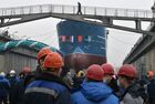 Сотрудники судостроительного завода "Северная верфь" на церемонии спуска на воду ярусолова-процессора "Марлин" проекта МТ1112XL в Санкт-Петербурге. Место: Россия, Санкт-Петербург. Автор: Александр Гальперин/РИА Новости. Спуск на воду ярусолова "Марлин" в Санкт-Петербурге