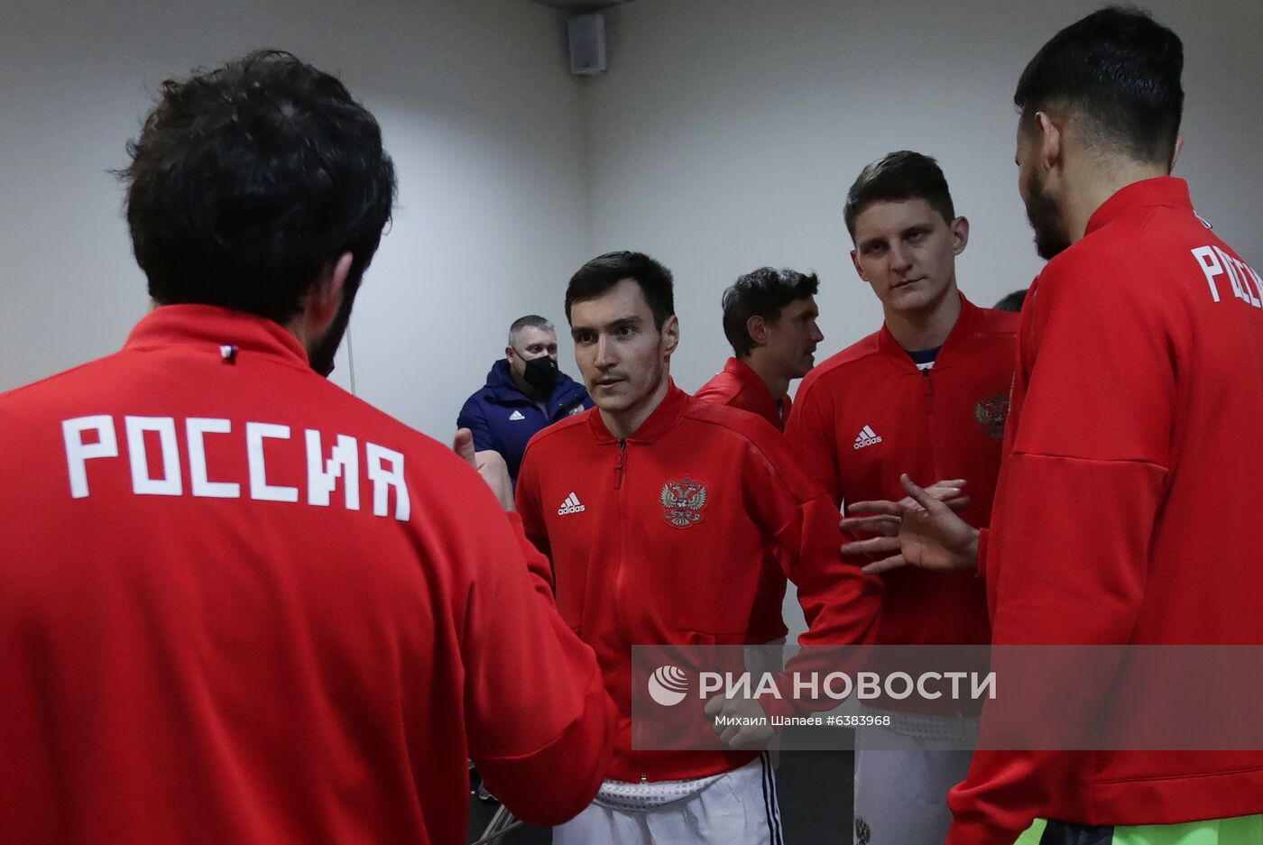 Игроки сборной России перед началом товарищеского матча между сборными командами Молдавии и России. В центре: Вячеслав Караваев. Изображение является раздаточным материалом, предоставлено третьей стороной. Только редакционное использование. Запрет на архивирование, коммерческое использование, рекламную кампанию. Место: Молдавия, Кишинев. Автор: Михаил Шапаев/РИА Новости. Футбол. Товарищеский матч. Молдавия - Россия