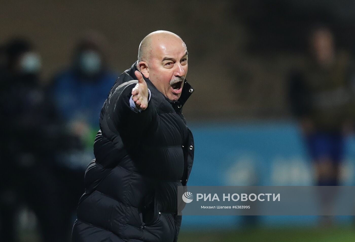 Главный тренер сборной России Станислав Черчесов во время товарищеского матча между сборными командами Молдавии и России. Изображение является раздаточным материалом, предоставлено третьей стороной. Только редакционное использование. Запрет на архивирование, коммерческое использование, рекламную кампанию. Место: Молдавия, Кишинев. Автор: Михаил Шапаев/РИА Новости. Футбол. Товарищеский матч. Молдавия - Россия