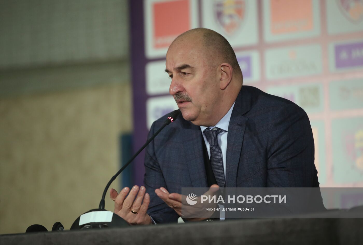 Главный тренер сборной России Станислав Черчесов во время пресс-конференции после окончания товарищеского матча между сборными командами Молдавии и России. Изображение является раздаточным материалом, предоставлено третьей стороной. Только редакционное использование. Запрет на архивирование, коммерческое использование, рекламную кампанию. Место: Молдавия, Кишинев. Автор: Михаил Шапаев/РИА Новости. Футбол. Товарищеский матч. Молдавия - Россия