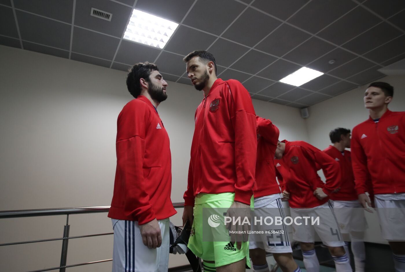 Игроки сборной России перед началом товарищеского матча между сборными командами Молдавии и России. Слева направо: Георгий Джикия, вратарь Маринато Гилерме. Изображение является раздаточным материалом, предоставлено третьей стороной. Только редакционное использование. Запрет на архивирование, коммерческое использование, рекламную кампанию. Место: Молдавия, Кишинев. Автор: Михаил Шапаев/РИА Новости. Футбол. Товарищеский матч. Молдавия - Россия