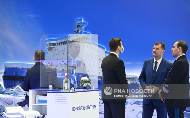 Первый заместитель министра транспорта РФ Александр Нерадько (второй справа) на XIV Международном форуме "Транспорт России" в Гостином дворе в Москве. Место: Россия, Москва. Автор: Григорий Сысоев/РИА Новости. Международный форум "Транспорт России"