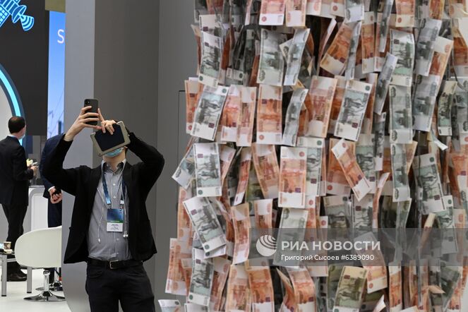 Посетитель фотографирует на XIV Международном форуме "Транспорт России" в Гостином дворе в Москве. Место: Россия, Москва. Автор: Григорий Сысоев/РИА Новости. Международный форум "Транспорт России"