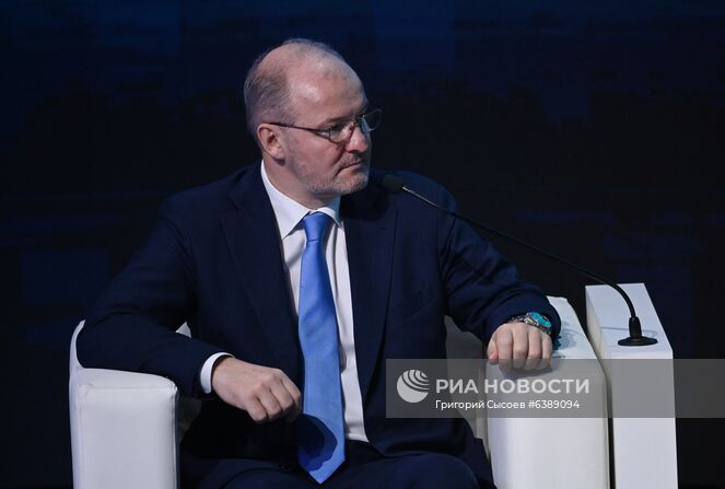 Основатель, председатель совета директоров корпорации АЕОН Роман Троценко на пленарной дискуссии - "Транспорт России. Скорость, удобство и эффективность" в рамках XIV Международного форума "Транспорт России" в Гостином дворе в Москве. Место: Россия, Москва. Автор: Григорий Сысоев/РИА Новости. Международный форум "Транспорт России"