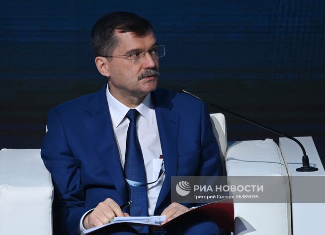 Первый заместитель министра транспорта РФ Александр Нерадько на пленарной дискуссии - "Транспорт России. Скорость, удобство и эффективность" в рамках XIV Международного форума "Транспорт России" в Гостином дворе в Москве. Место: Россия, Москва. Автор: Григорий Сысоев/РИА Новости. Международный форум "Транспорт России"