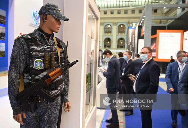 Манекен с униформой Ведомственной охраны России на XIV Международном форуме "Транспорт России" в Гостином дворе в Москве. Место: Россия, Москва. Автор: Григорий Сысоев/РИА Новости. Международный форум "Транспорт России"