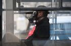 Мужчина в защитной маске с респиратором в общественном транспорте в Москве. Рекадрированный. Место: Россия, Москва. Автор: Илья Питалев/РИА Новости. ФОТО НЕДЕЛИ