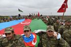Военнослужащие азербайджанской армии в Агджабединском районе Азербайджана празднуют возвращение Лачинского района. Лачинский район со вторника официально перешел под контроль Азербайджана согласно договоренностям о прекращении огня в Нагорном Карабахе. Место: Азербайджан. Автор: Алексей Куденко/РИА Новости. Празднования в Азербайджане по случаю возвращения Лачинского района