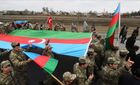 Местные жители и военнослужащие азербайджанской армии в Агджабединском районе Азербайджана празднуют возвращение Лачинского района. Лачинский район со вторника официально перешел под контроль Азербайджана согласно договоренностям о прекращении огня в Нагорном Карабахе. Место: Азербайджан, Агджабединский район. Автор: Алексей Куденко/РИА Новости. Празднования в Азербайджане по случаю возвращения Лачинского района
