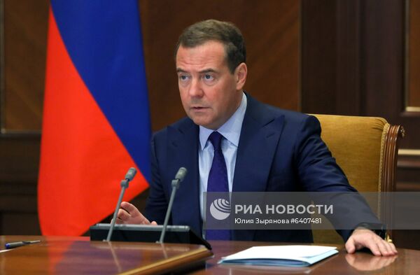 Заместитель председателя Совбеза РФ Д. Медведев провел совещание по вопросу "О дополнительных мерах по обустройству государственной границы, включая пункты пропуска"