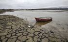 Бахчисарайское водохранилище в Крыму. Украина обеспечивала до 85% потребностей Крыма в пресной воде через идущий от Днепра Северо-Крымский канал. После воссоединения Крыма с Россией подача воды по каналу в республику была полностью прекращена в одностороннем порядке. Вопрос водоснабжения решался за счет добычи воды из подземных источников и водохранилищ естественного наполнения, которые за последний год существенно обмелели из-за малого количества осадков. Из-за дефицита воды в ряде регионов Крыма введена режимная подача воды в дома. Место: Республика Крым. Автор: Константин Михальчевский. ФОТО НЕДЕЛИ