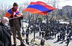 Участники митинга оппозиции у здания Национальной академии наук в Еревaне. После заявления премьер-министра Никола Пашиняна, что причиной потери Карабаха стало плохое российское вооружение, Генеральный штаб Министерства обороны Армении поставил ультиматум премьер-министру с требованием немедленно уйти в отставку. Рекадрированный. Место: Армения, Ереван. Автор: Илья Питалев. ФОТО НЕДЕЛИ