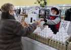 Женщина покупает куриные яйца на рынке в Симферополе. Место: Россия, Симферополь. Автор: Константин Михальчевский/РИА Новости. Рынок в Симферополе
