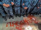 Сотрудник полиции во время акции протеста с требованием отставки премьер-министра Никола Пашиняна у здания правительства Армении в Ереване. Акция организована участницами оппозиционного движения "Вето" и приурочена к отмечаемому 7 апреля в Армении Дню материнства и красоты. Место: Армения, Ереван. Автор: Асатур Есаянц/Sputnik/РИА Новости. ФОТО НЕДЕЛИ
