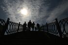 Люди на Садовническом мосту Водоотводного канала Москвы. Место: Россия, Москва. Автор: Максим Блинов/РИА Новости. ФОТО НЕДЕЛИ