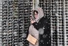 Продавец солнечных очков во время снегопада на рынке в Симферополе. Место: Россия, Республика Крым, Симферополь. Автор: Константин Михальчевский/РИА Новости. Продовольственный рынок в Симферополе