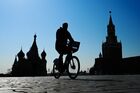 Молодой человек на Красной площади в Москве. По прогнозам синоптиков 11 апреля в Москве ожидается до плюс 18 градусов. Место: Россия, Москва. Автор: Рамиль Ситдиков/РИА Новости. Теплая погода в Москве