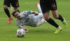 Игрок "Динамо" Арсен Захарян в матче 25-го тура чемпионата России по футболу среди клубов Премьер-лиги между ФК "Динамо" (Москва) и ФК "Урал" (Екатеринбург). Место: Москва. Автор: Владимир Федоренко/РИА Новости. Футбол. РПЛ. Матч "Динамо" - "Урал"