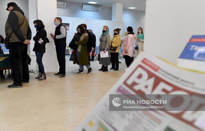 Посетители ярмарки вакансий для ищущих или желающих сменить работу граждан в Центре занятости населения Приволжского района города Казани. Место: Россия, Республика Татарстан, Казань. Автор: Максим Богодвид/РИА Новости. Ярмарка вакансий в Казани
