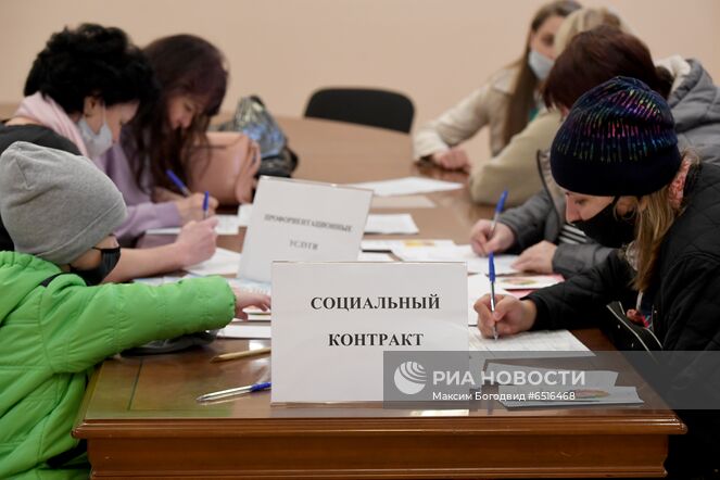 Посетители ярмарки вакансий для ищущих или желающих сменить работу граждан заполняют документы в Центре занятости населения Приволжского района города Казани. Место: Россия, Республика Татарстан, Казань. Автор: Максим Богодвид/РИА Новости. Ярмарка вакансий в Казани