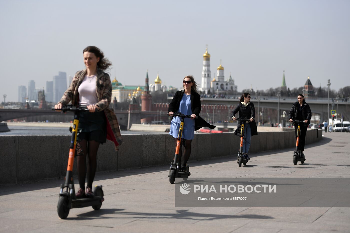 Девушки на самокатах на Москворецкой набережной в теплый весенний день в Москве. Место: Россия, Москва. Автор: Павел Бедняков/РИА Новости. Повседневная жизнь Москвы