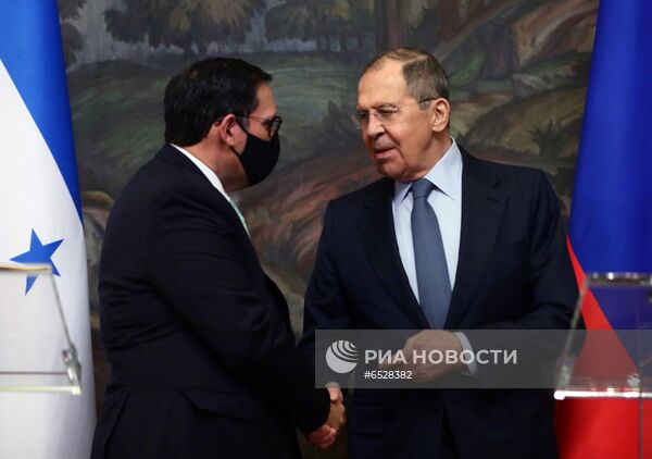 Переговоры министров иностранных дел РФ и Гондураса С. Лаврова и Л. Банегаса