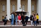 Прохожие у фонтана рядом с Государственным академическим Большим театре России. Место: Россия, Москва. Автор: Алексей Майшев/РИА Новости. Открытие сезона фонтанов в Москве