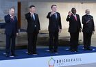 14 ноября 2019. Президент РФ Владимир Путин на церемонии совместного фотографирования лидеров стран БРИКС во дворце "Итамарати". Справа налево - премьер-министр Индии Нарендра Моди, президент Южно-Африканской Республики (ЮАР) Сирил Рамафоза, президент Бразилии Жаир Болсонару и председатель Китайской Народной Республики (КНР) Си Цзиньпин. Место: Бразилия, Бразилиа. Автор: Рамиль Ситдиков. Президент РФ В. Путин на саммите БРИКС в Бразилии