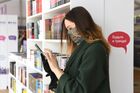 Посетительница на ежегодном российском книжном фестивале на Красной площади. Книжный фестиваль "Красная площадь 2020" приурочен к Дню русского языка и дню рождения Александра Сергеевича Пушкина. Место: Россия, Москва. Автор: Екатерина Чеснокова/РИА Новости. Книжный фестиваль "Красная площадь". День первый