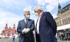 Руководитель Департамента культуры города Москвы Александр Кибовский (слева) и заместитель руководителя Федерального агентства по печати и массовым коммуникациям Владимир Григорьев на ежегодном российском книжном фестивале на Красной площади. Книжный фестиваль "Красная площадь 2020" приурочен к Дню русского языка и дню рождения Александра Сергеевича Пушкина. Место: Россия, Москва. Автор: Екатерина Чеснокова/РИА Новости. Книжный фестиваль "Красная площадь". День первый