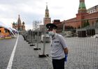 Сотрудник охраны на ежегодном российском книжном фестивале на Красной площади. Книжный фестиваль "Красная площадь 2020" приурочен к Дню русского языка и дню рождения Александра Сергеевича Пушкина. Место: Россия, Москва. Автор: Алексей Майшев/РИА Новости. Книжный фестиваль "Красная площадь". День первый