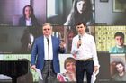 Президент Российского книжного союза, сопредседатель Ассоциации юристов России Сергей Степашин (слева) и писатель Сергей Шаргунов на ежегодном российском книжном фестивале на Красной площади. Книжный фестиваль "Красная площадь 2020" приурочен к Дню русского языка и дню рождения Александра Сергеевича Пушкина. Место: Россия, Москва. Автор: Екатерина Чеснокова/РИА Новости. Книжный фестиваль "Красная площадь". День первый